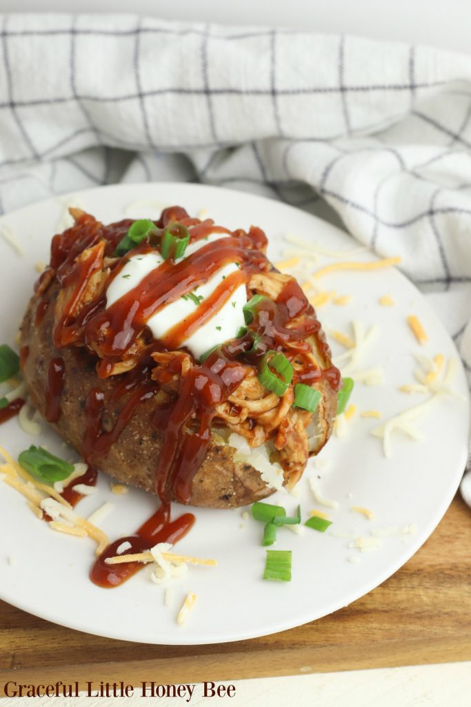 Use up some of that leftover Thanksgiving turkey in these delicous BBQ Turkey Stuffed Potatoes! Find the recipe on gracefullittlehoneybee.com