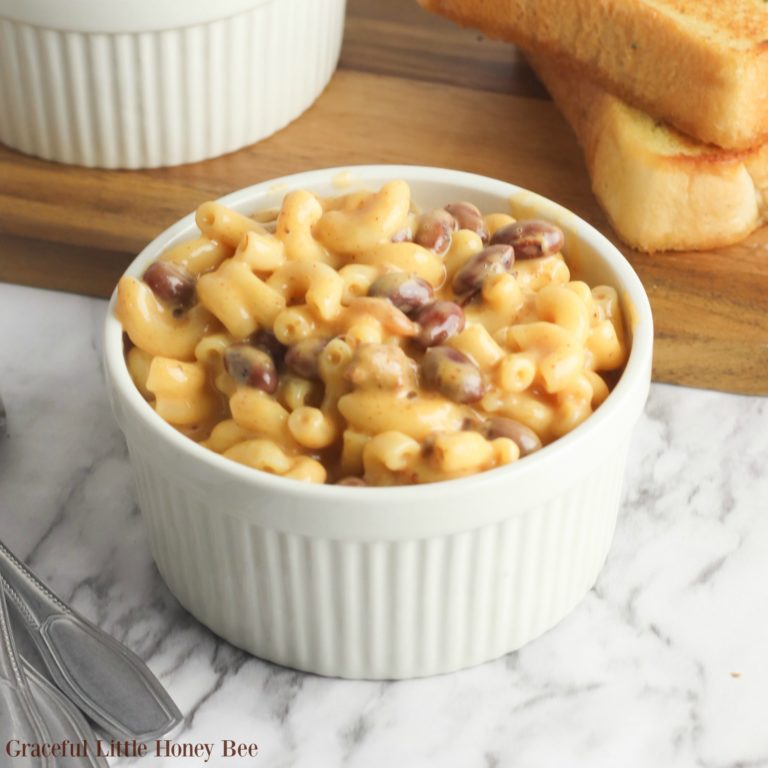 4-Ingredient Chili Mac and Cheese – One Pot Leftover Meal!