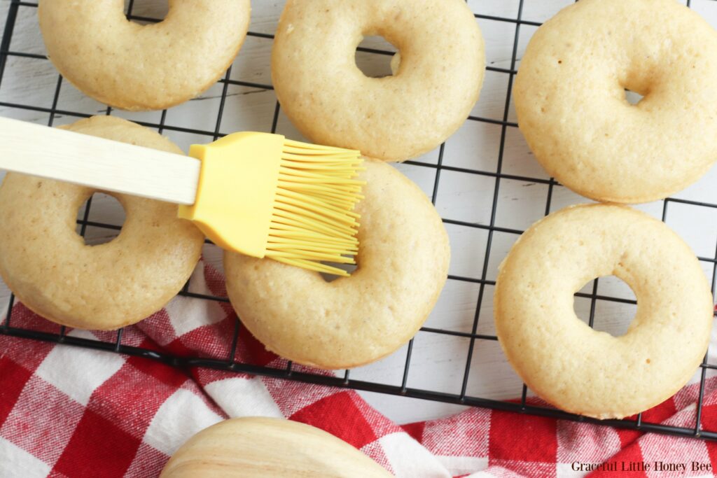 Baked donuts on a cooling rack.