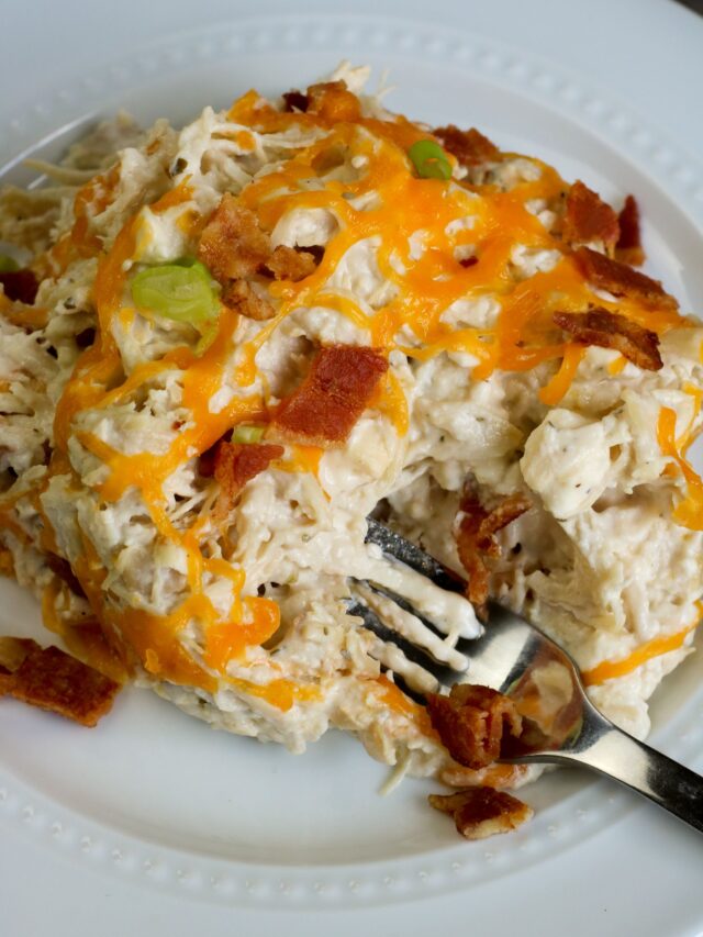 Slow Cooker Cream Cheese Chicken with Bacon and Ranch | Low-Carb