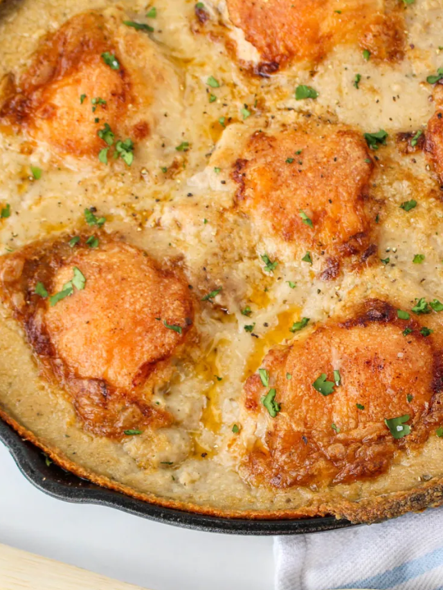 How to Make Skillet Smothered Chicken Thighs
